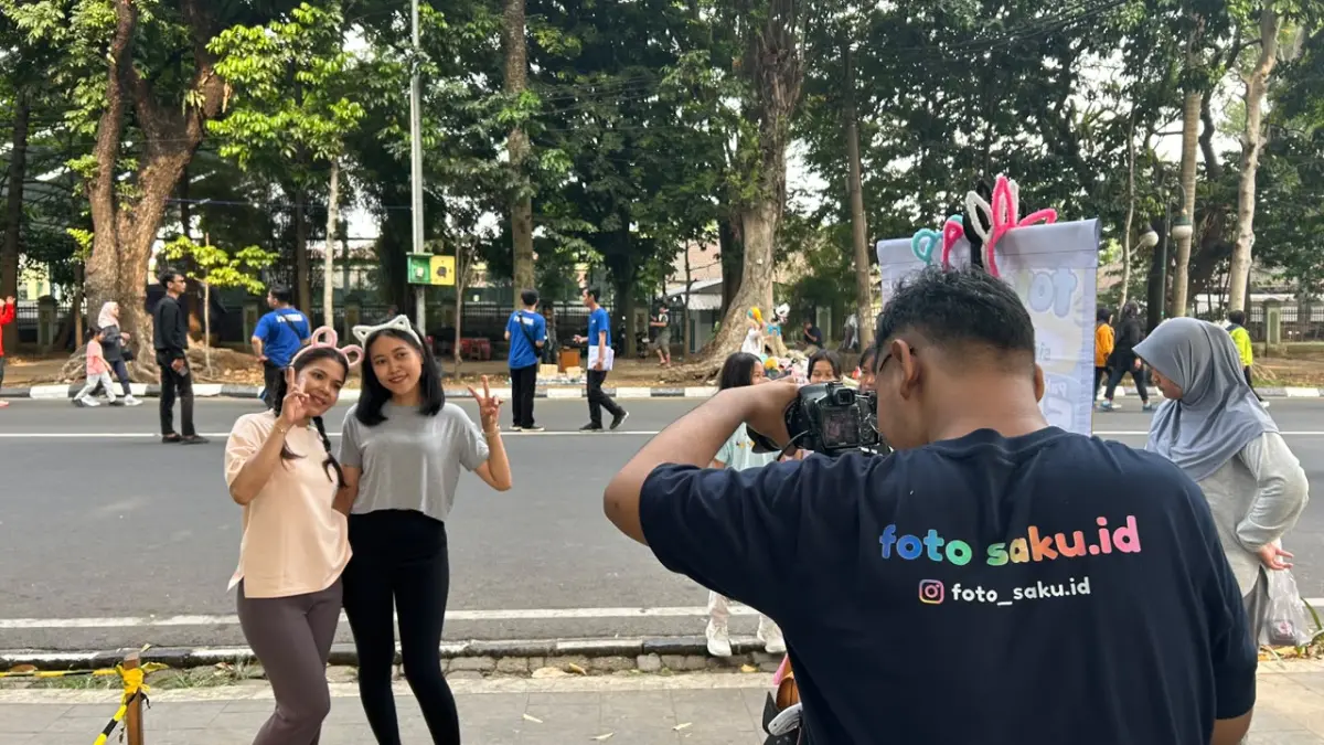 Warga yang memanfaatkan photobooth di CFD Kota Bogor. (Foto : Fauzan/Radar Bogor)