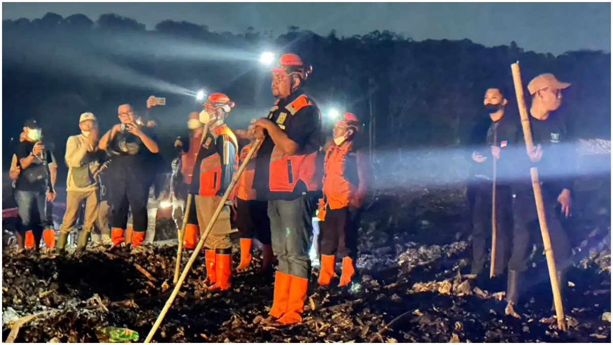Bupati Bogor Rudy Susmanto saat memantau langsung proses pemadaman api di TPAS Galuga.