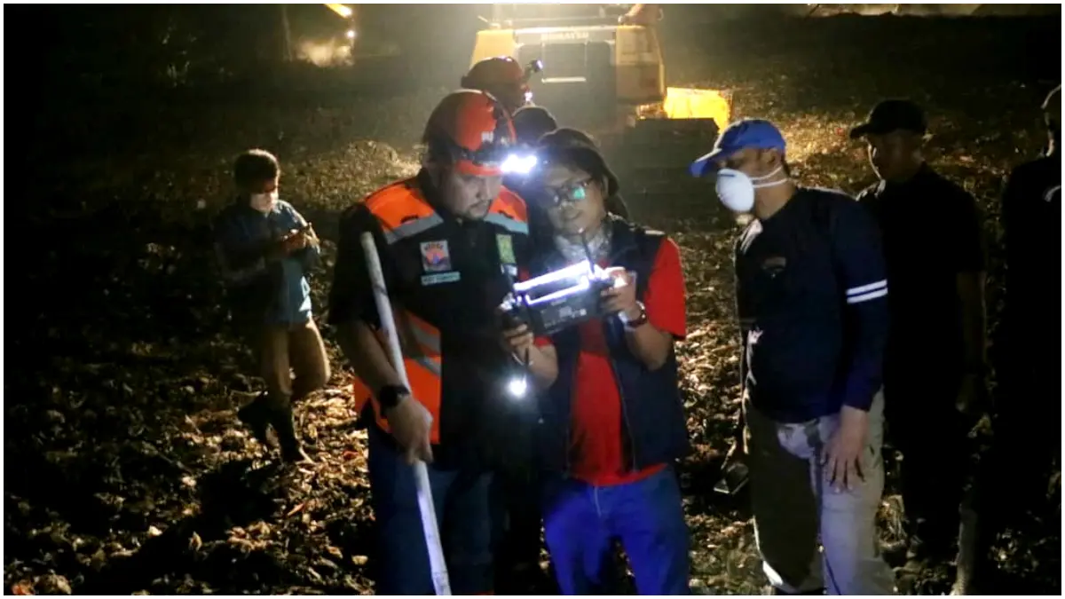 Bupati Bogor, Rudy Susmanto saat memantau titip api di TPAS Galuga, lewat drone thermal Senin 14 September 2026 dini hari. (Foto : Hendi Novian/Radar Bogor)