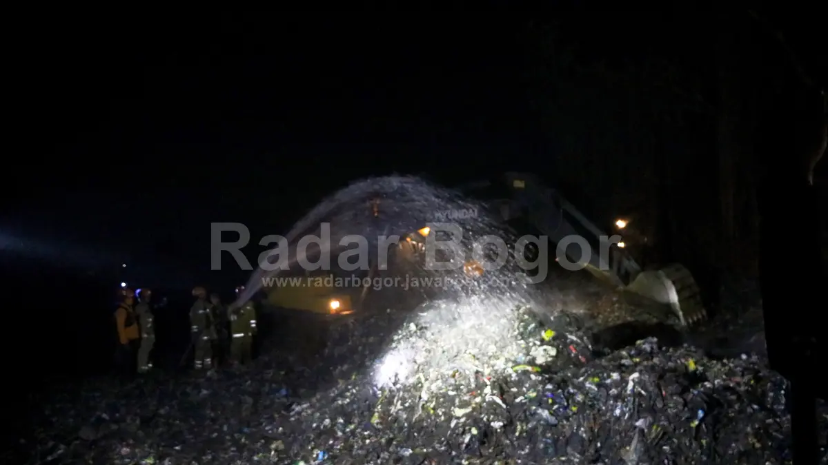 Tim gabungan melakukan proses pemadaman dan pendinginan kebakaran di Tempat Pembuangan Akhir Sampah (TPAS) Galuga, Bogor, Jawa Barat. Senin (14/9/2026) dini hari. Berdasarkan data BPBD Kabupaten Bogor, berhasil memadamkan kebakaran menjadi 7 hektare, 6 hektare, 5 hektare, sementara Senin dini hari, di wilayah utara tersisa 1,4 hektare, dan timur 1.000 meter persegi sejak dilakukan pemadaman dan pendinginan kebakaran pada Senin (7/9). Foto : Hendi Novian / Radar Bogor