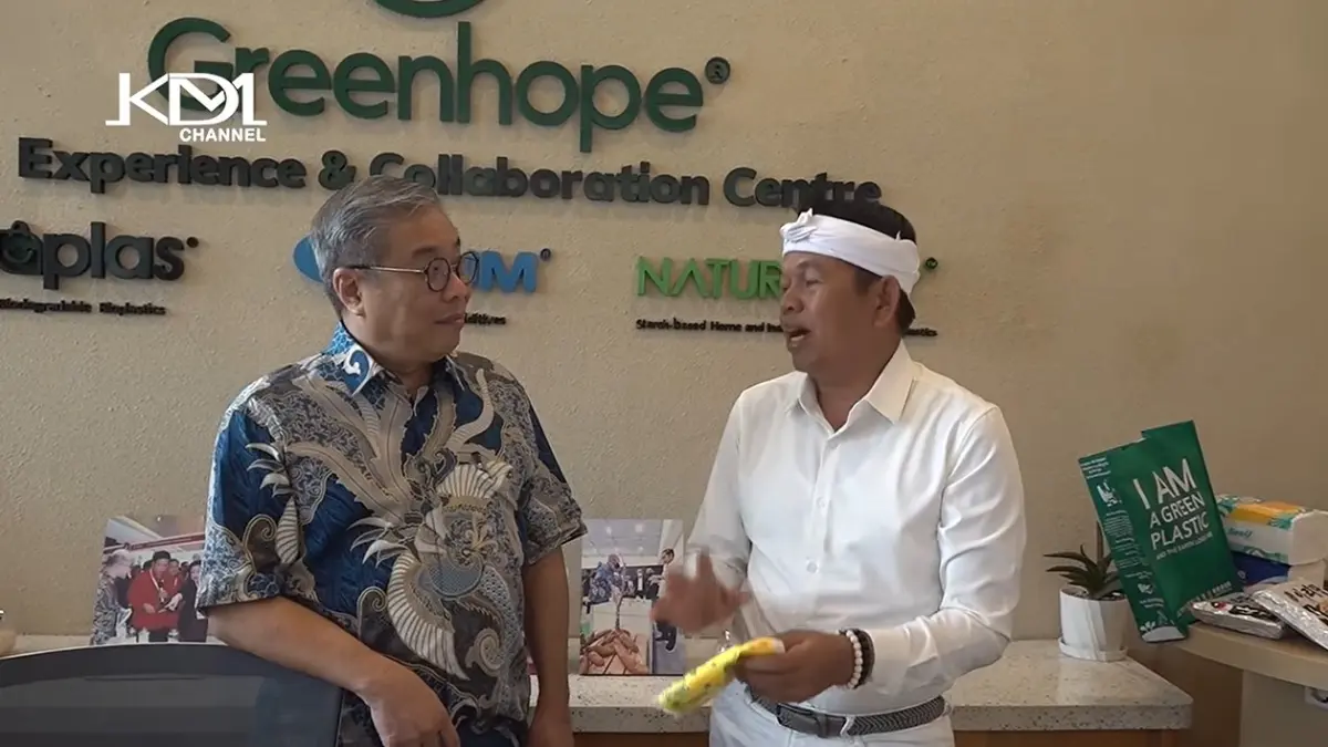 Gubernur Jawa Barat Dedi Mulyadi saat mengunjungi pabrik plastik ramah lingkungan (Youtube Kang Dedi Mulyadi Channel)