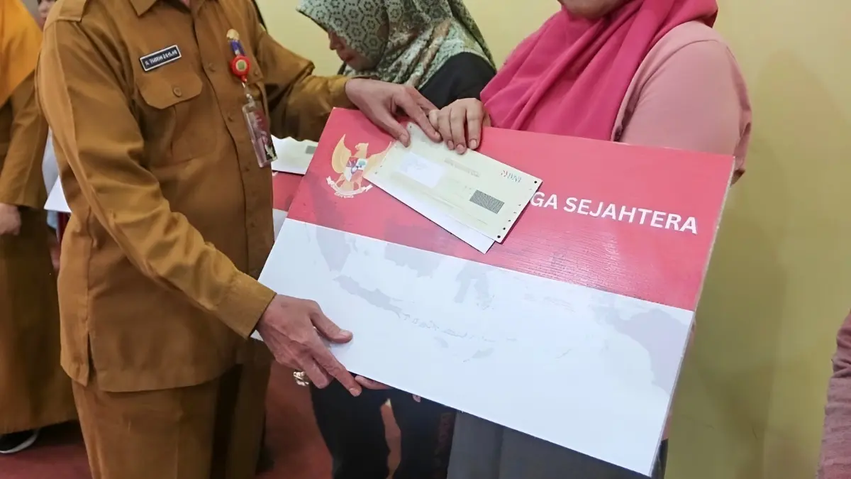 Ilustrasi penyaluran bansos PKH BPNT dan pangan beras 30 kg kepada KPM (Instagram @prokopim.pemkotanjungpinang)