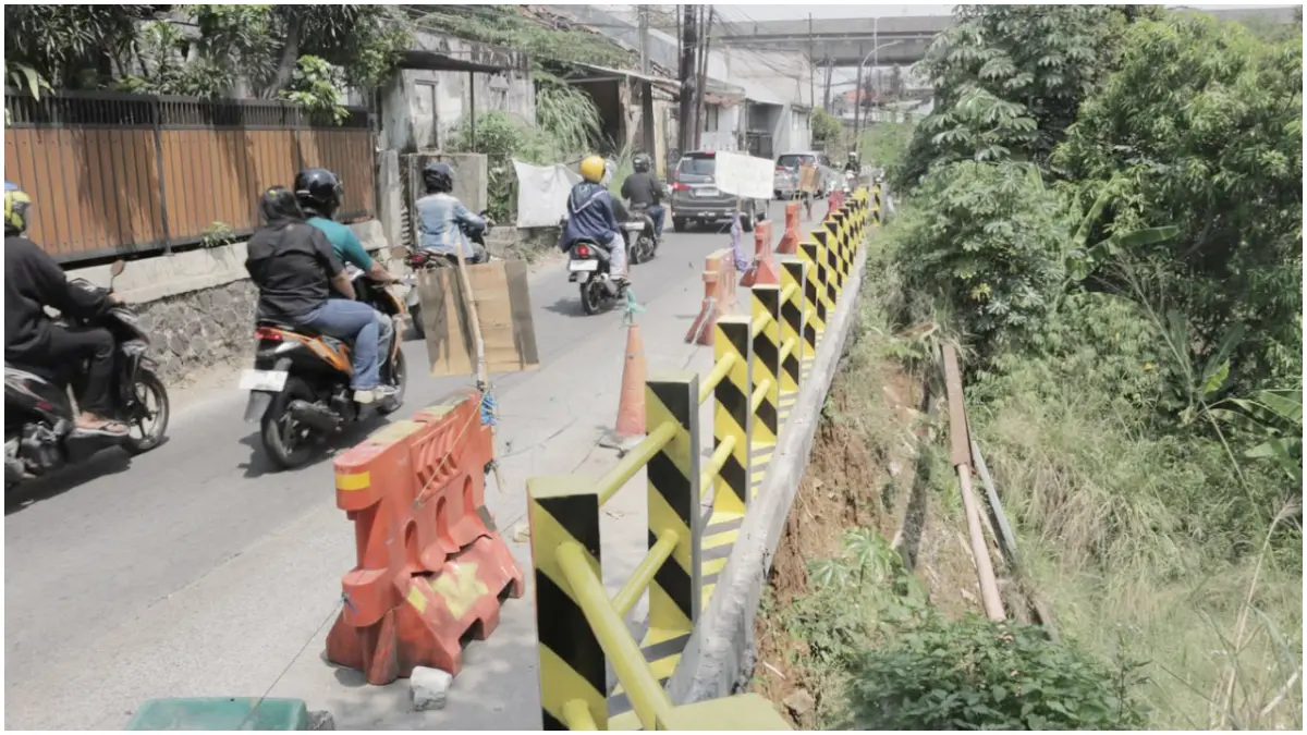 Kondisi terkini titik longsor di Jalan Raya Cilebut yang hanya dipasang pagar. (Raissa/Magang Radar Bogor)