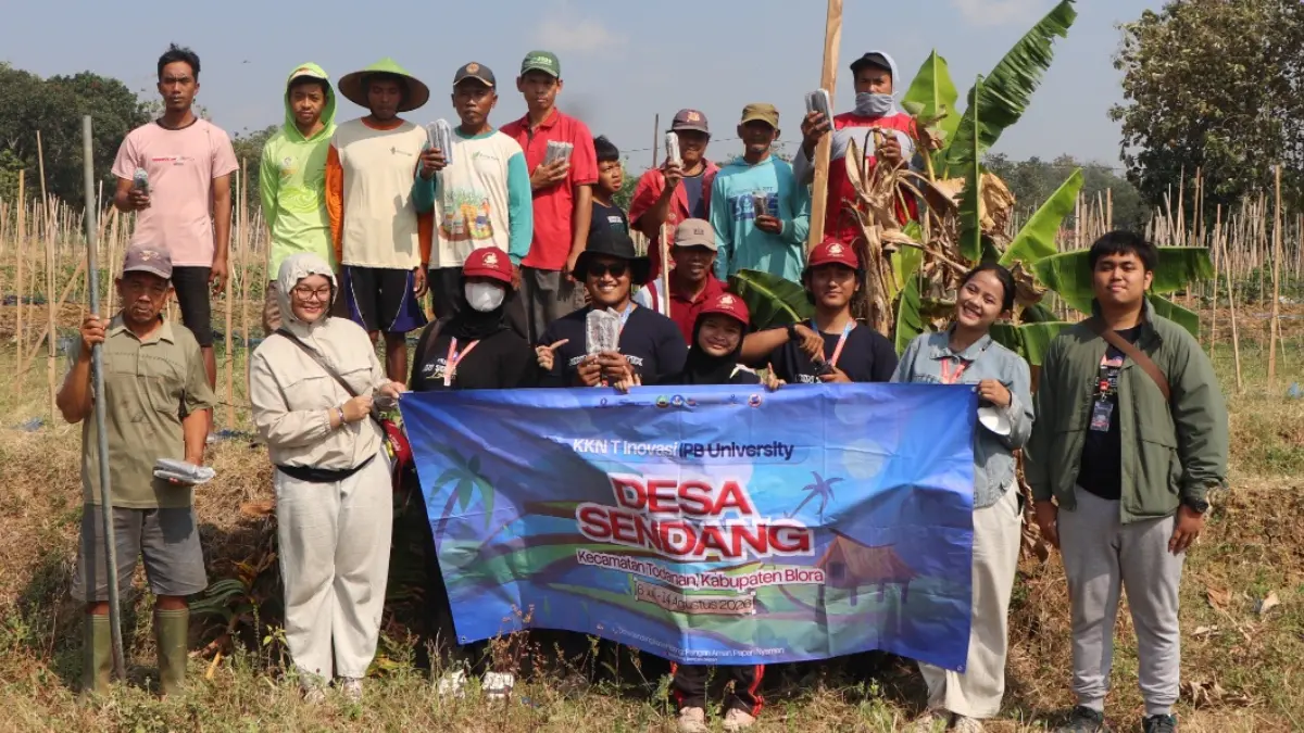 Mahasiswa KKNT IPB University dan Gabungan Kelompok Tani (Gapoktan) Desa Sendang, Kabupaten Blora menjalankan Program Pengendalian Hama Tikus Terpadu. (Dok. IPB)