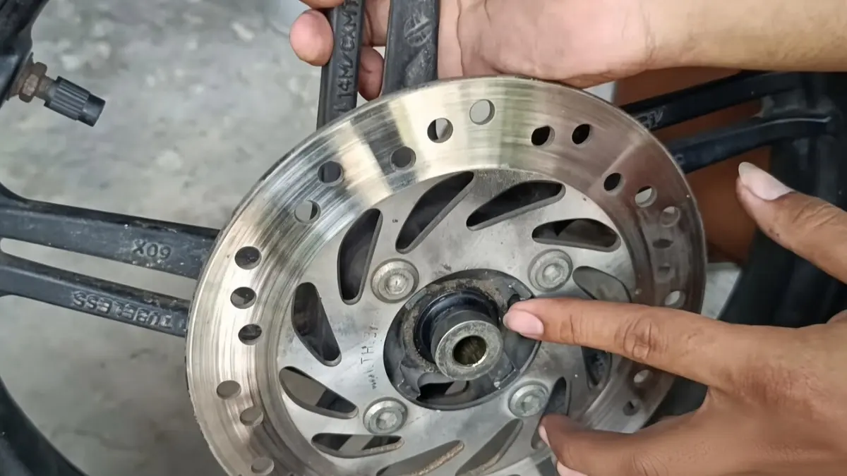Pemasangan seal roda (YouTube Beye Channel)