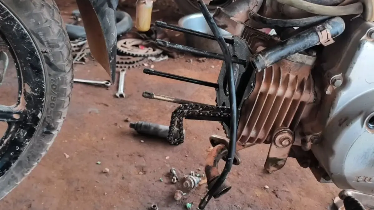 Pembongkaran mesin motor bebek yang lemas saat boncengan (YouTube kembang turi channel)