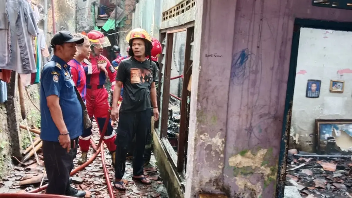 Personel Damkar saat melakukan pemadaman di lokasi kebakaran.(Dok. Damkar Kabupaten Bogor)