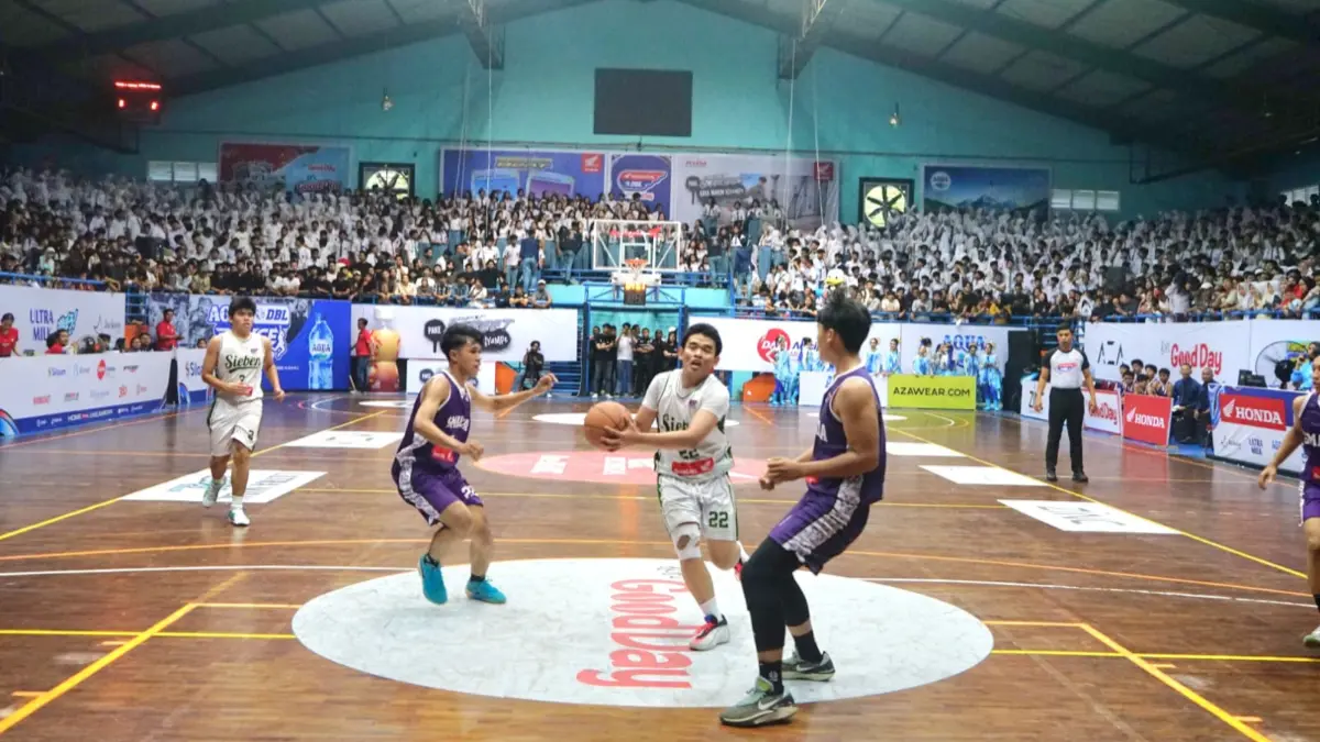 Pertandingan antara SMAN 2 Kota Bogor vs SMAN 7 Kota Bogor di Honda DBL with Kopi Good Day 2026 West Java-West, Senin, 14 September 2026. (Sofiansyah/Radar Bogor)