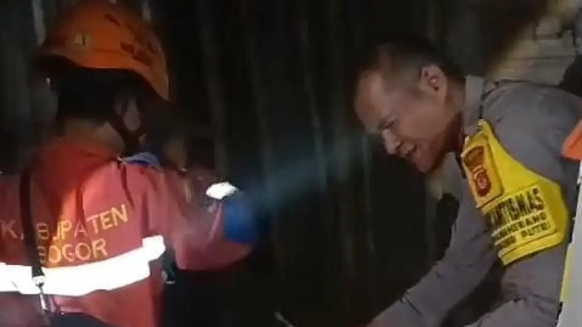 Petugas saat melakukan evakuasi dua kucing yang tercebur ke dalam sumur di Kecamatan Gunung Putri, Kabupaten Bogor. (Dok. Polsek Gunung Putri)