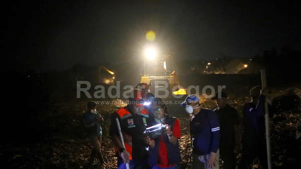 Tim gabungan melakukan proses pemadaman dan pendinginan kebakaran di Tempat Pembuangan Akhir Sampah (TPAS) Galuga, Bogor, Jawa Barat. Senin (14/9/2026) dini hari. Berdasarkan data BPBD Kabupaten Bogor, berhasil memadamkan kebakaran menjadi 7 hektare, 6 hektare, 5 hektare, sementara Senin dini hari, di wilayah utara tersisa 1,4 hektare, dan timur 1.000 meter persegi sejak dilakukan pemadaman dan pendinginan kebakaran pada Senin (7/9). Foto : Hendi Novian / Radar Bogor