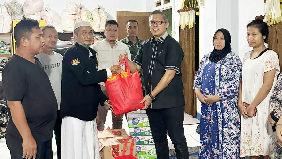 Wakil Ketua DPRD Kota Bogor Dadang Iskandar Danubrata saat meninjau lokasi kebakaran di Kampung Sindang Resmi, Kelurahan Bondongan, Kecamatan Bogor Selatan. (Dok. Dadang Iskandar)