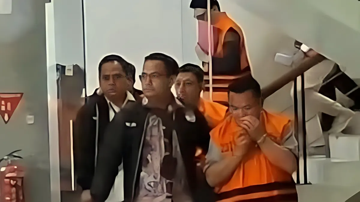 8 orang tersangka kasus HGB di Kabupaten Bogor dibawa ke tahanan KPK.
