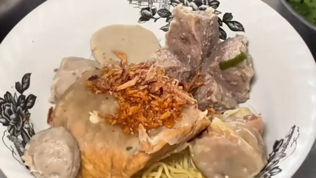 Bakso Malang Yunus, rekomendasi kuliner unik dengan bajai. Foto: Dokumentasi TikTok @kulinerjabodetabek.