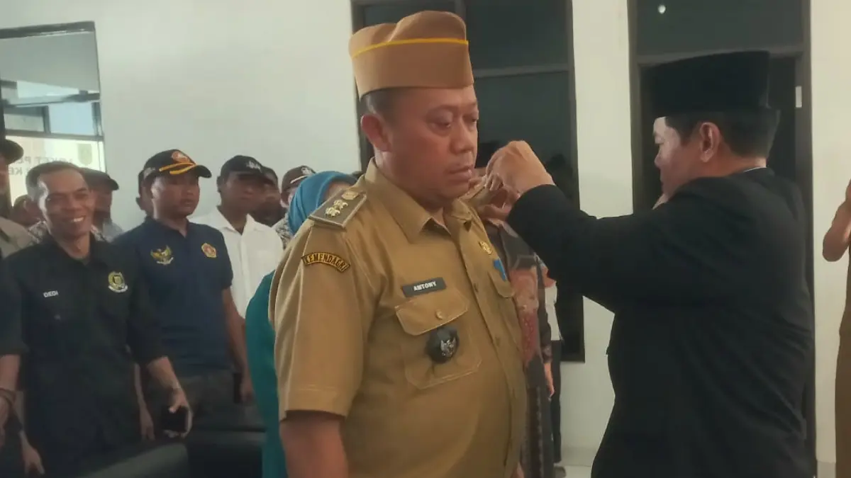 Camat Parungpanjang Chairuka Judhyanto melantik Antoni Subrata sebagai Pj Kepala Desa Cikuda.