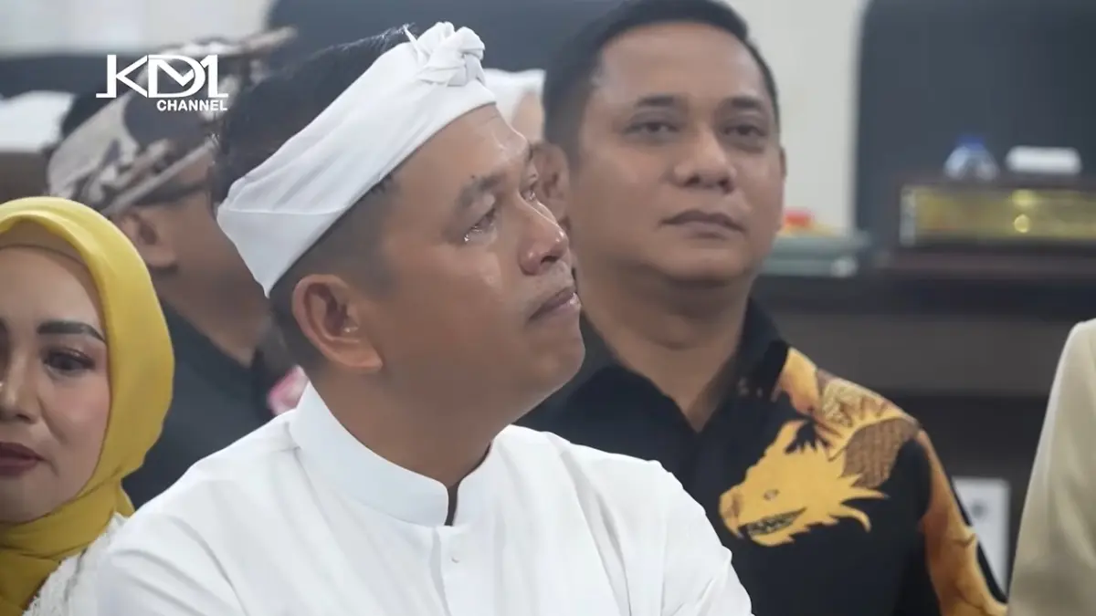 Gubernur Jawa Barat Dedi Mulyadi menitikan air mata saat mendengar nyanyian di Hari Jadi Karawang (Youtube Kang Dedi Mulyadi Channel)