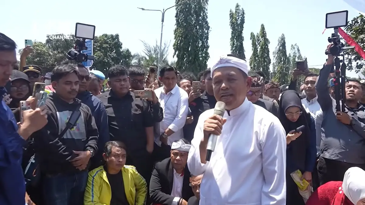 Gubernur Jawa Barat Dedi Mulyadi menjelaskan proses perbaikan Jalan Badami-Loji Karawang di depan massa aksi unjuk rasa (Youtube Dedi Mulyadi Channel)