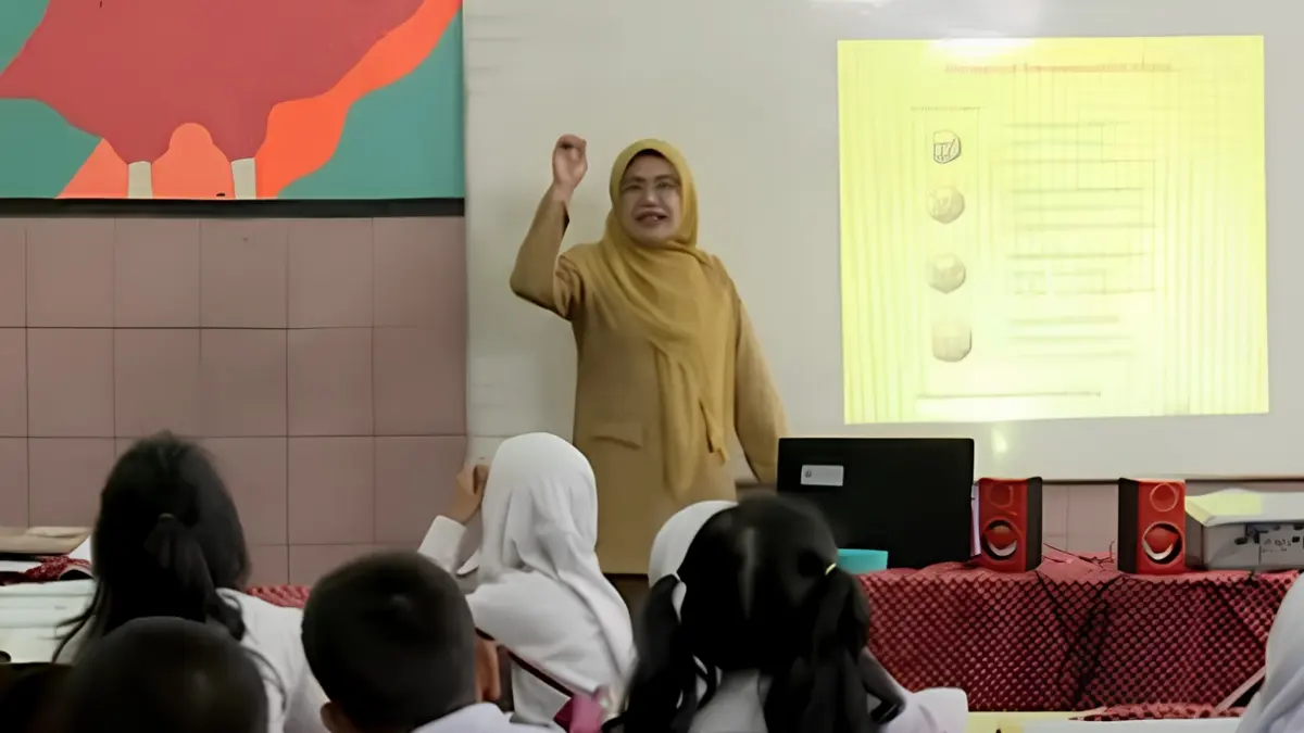 Ilustrasi guru sertifikasi mengajar di kelas. (puslapdik.kemendikdasmen.go.id)