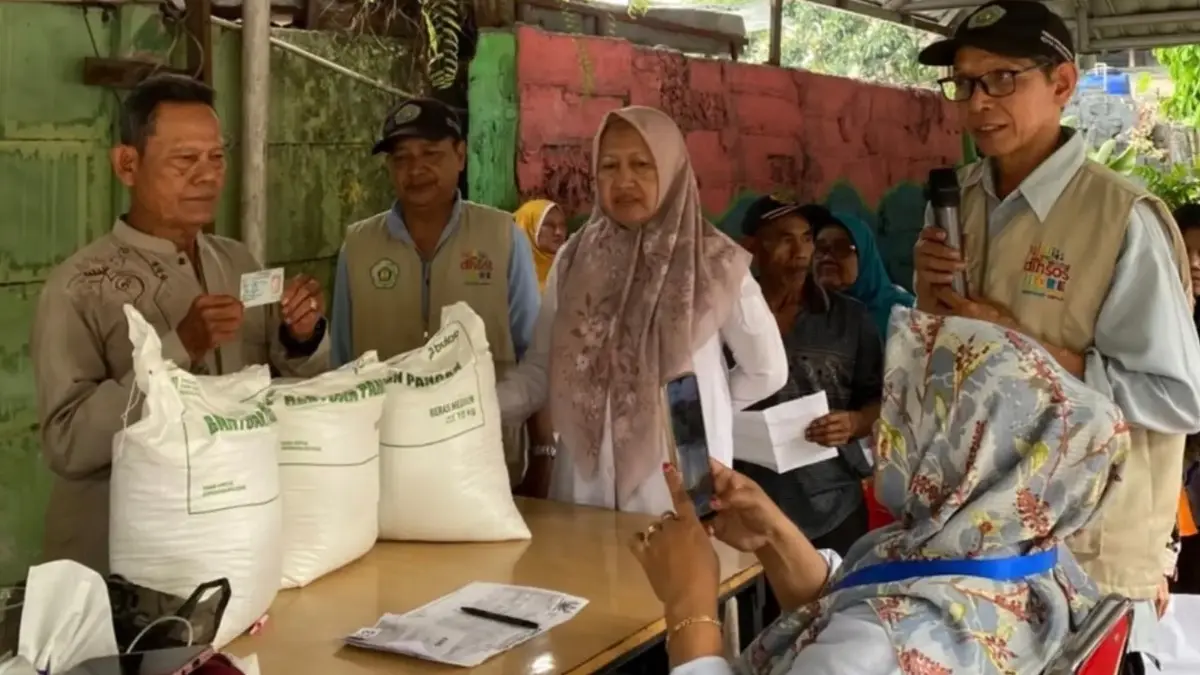 Ilustrasi penyaluran bansos PKH, BPNT, beras 30 kg serta bantuan lainnya (Instagram @kelurahanpasirjaya_jtu)