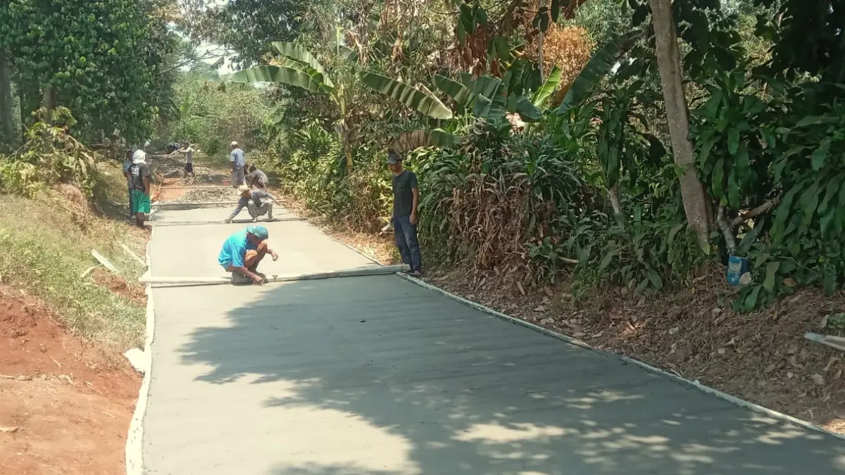 Jalan Kampung Angreman, RW 10, Desa Kertajaya, Kecamatan Rumpin, Kabupaten Bogor dibeton.