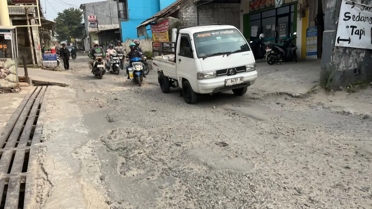 Kondisi Jalan Ciherang, Dramaga, Kabupaten Bogor yang sering dikeluhkan warga. (Septi N/Radar Bogor)