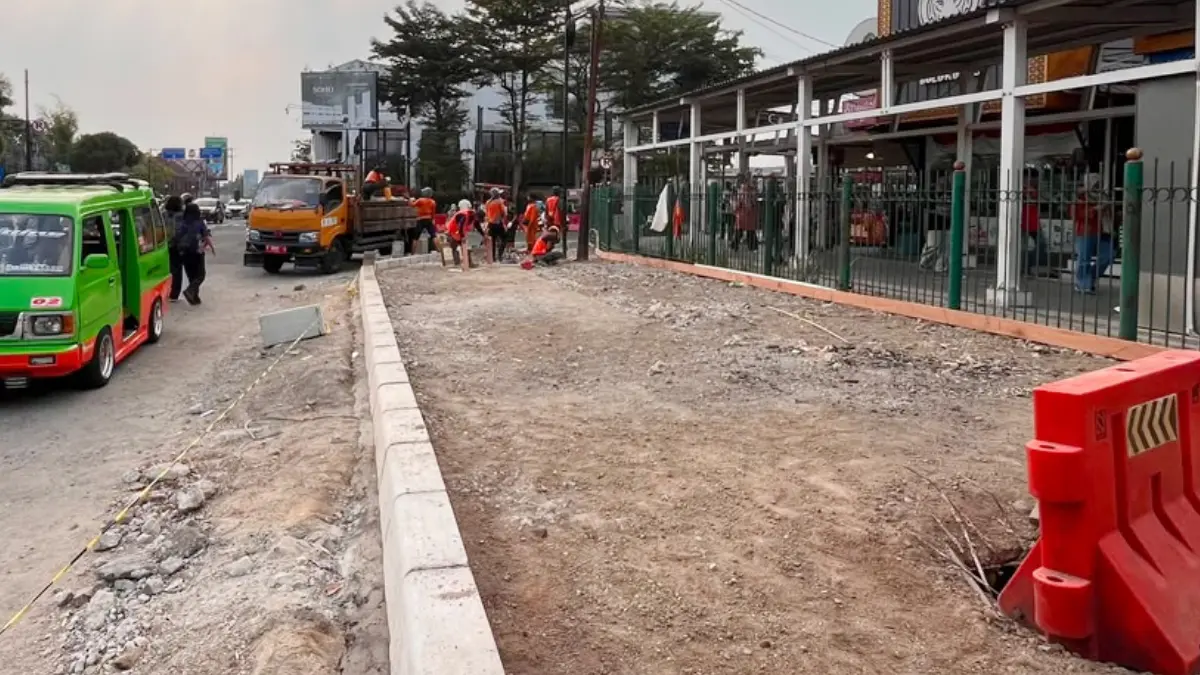 Lokasi bekas kawasan JPO Paledang Kota Bogor kini tengah dibangun jalur pedestrian. (Dzikry/Radar Bogor)