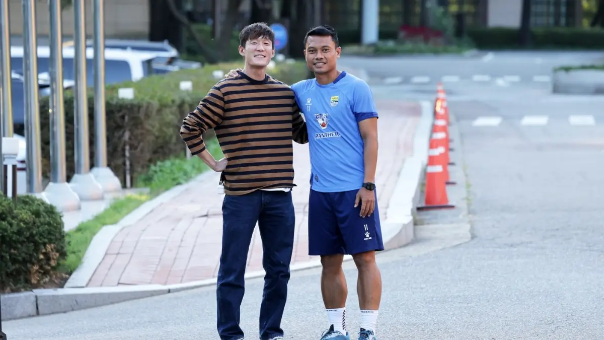 Oh In-kyun, mantan Pemain Persib dan Dedi Kusnandar. (persib.co.id)