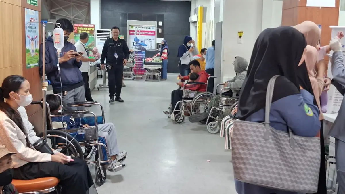 Pasien memadati RSUD Bakti Pajajaran, Kecamatan Cibinong, Kabupaten Bogor, Selasa, 15 September 2026. (Muhammad Ali/Radar Bogor)