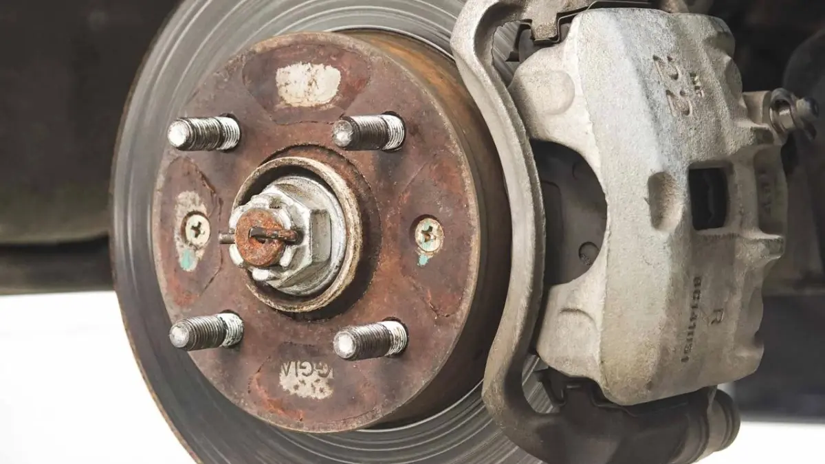 Penampakan cakram rem mobil yang tampak berkarat. Foto: Hyundai