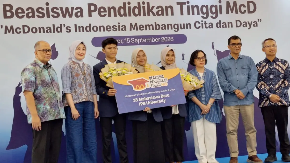 Perwakilan McDonald’s Indonesia bersama penerima Beasiswa Pendidikan Tinggi McD dari IPB University. (Dede/Radar Bogor)