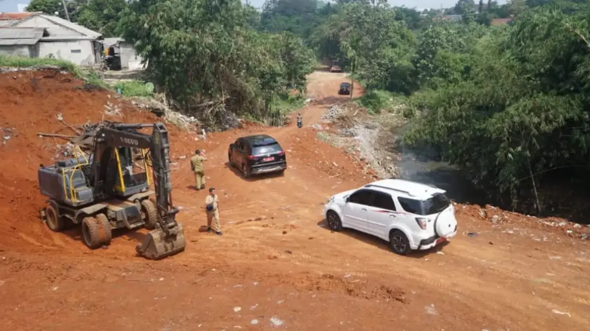 Proyek trase  jalan ke lokasi PSEL Kayumanis, Tanah Sareal Kota Bogor. (Sofiansyah/Radar Bogor)