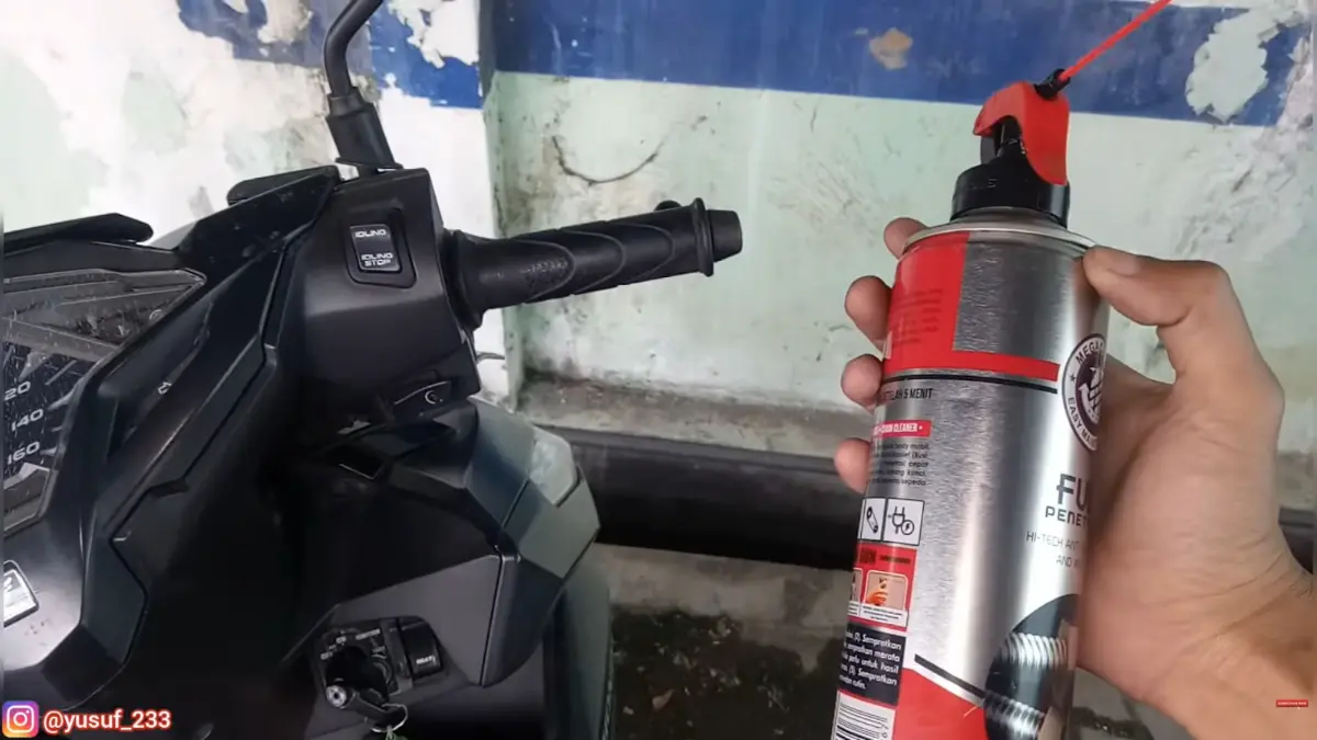 Tampilan perbaikan gas motor yang terasa berat dan sulit kembali mengatur katup gas. Foto: Kanal Youtube @YusufDaily