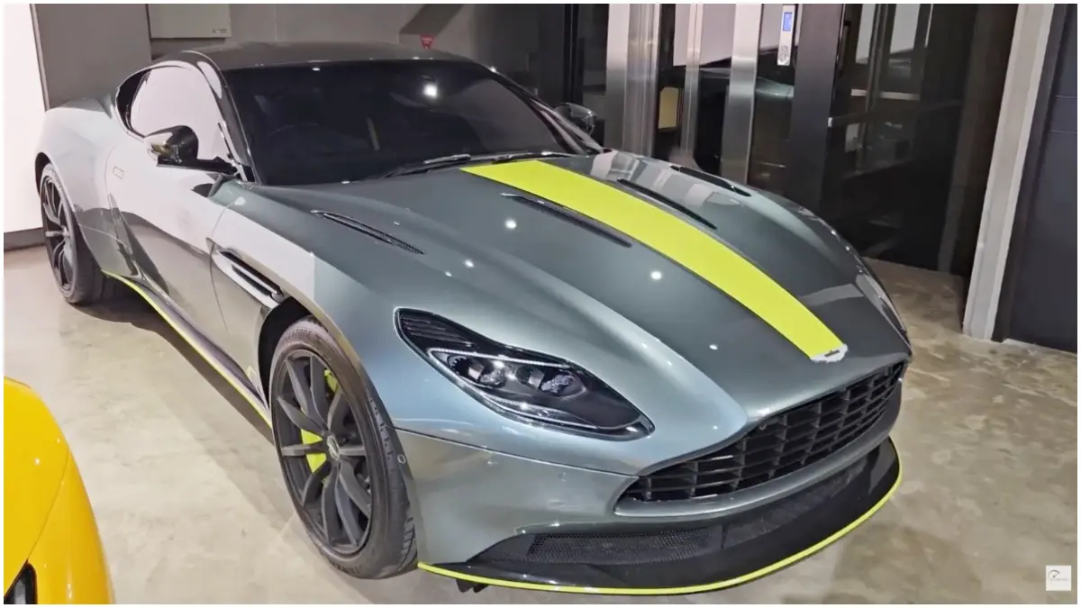 Aston Martin DB11 AMR 2019 hadir dengan mesin V12 twin-turbo 630 HP, aksen racing khas AMR, dan kabin mewah berlapis kulit serta suede. (Foto: B Channel/YouTube)