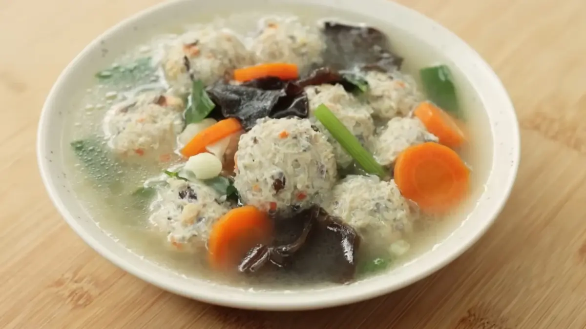Bakso Ayam Lohua (YouTube Devina Hermawan)