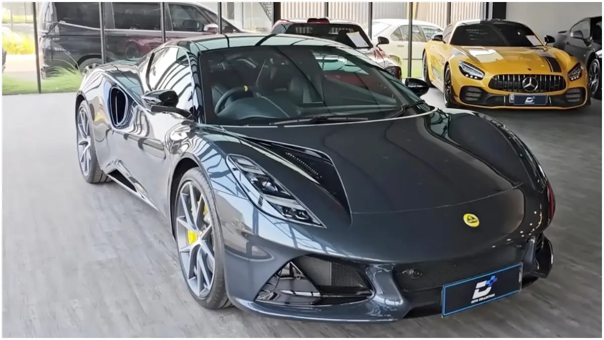 Lotus Emira First Edition hadir dengan mesin V6 supercharged 400 HP, desain sporty, dan karakter berkendara yang berorientasi pada performa. (Foto: B Channel/YouTube)