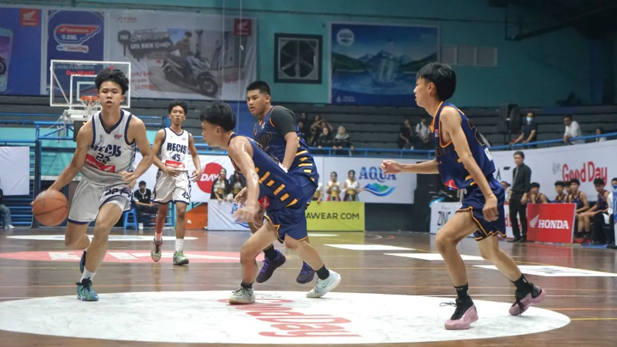 Pertandingan DBL Bogor antara SMA Regina Pacis (Recis) vs SMA Avicenna Cinere. Foto: Sofiansyah/Radar Bogor
