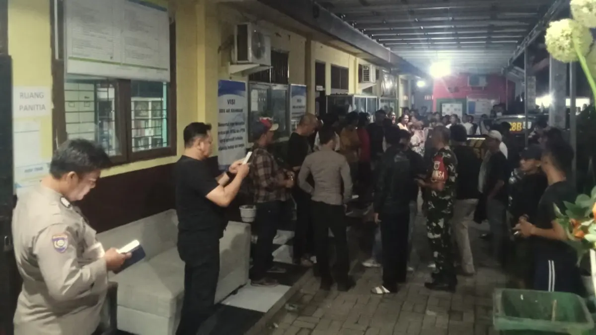 Petugas menenangkan masyarakat di Desa Bojong Indah, Kecamatan Parung, Bogor.  (Nasir/ Radar Bogor)