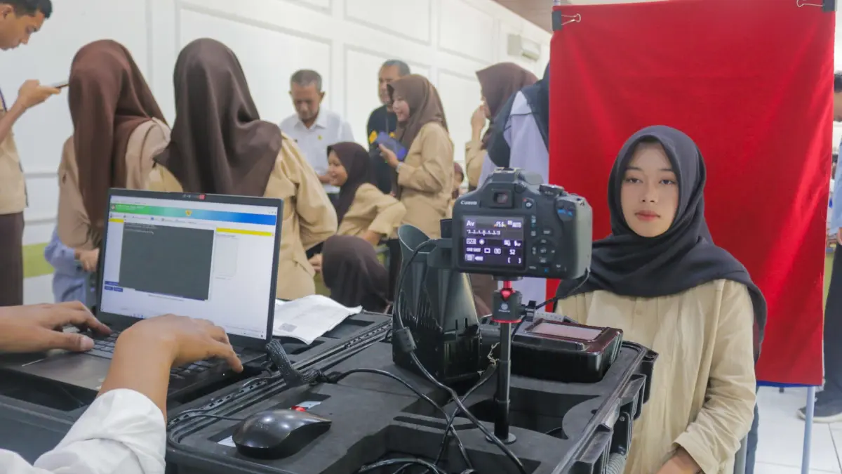 Proses perekaman KTP elektronik untuk siswa SMKN 4 Bogor. Foto: Raissa Magang Radar Bogor