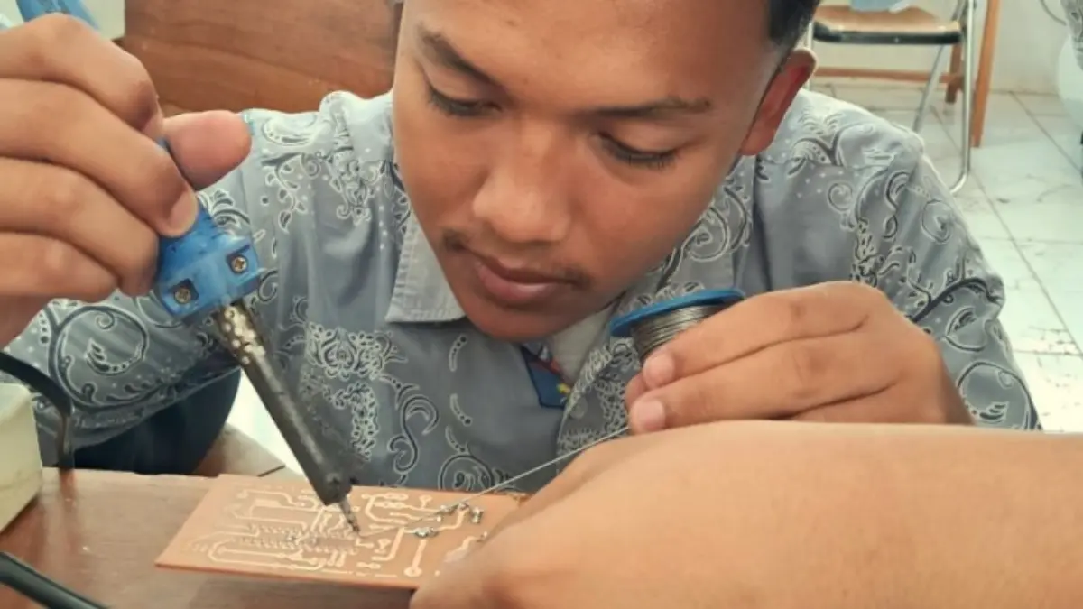 SERIUS: SMKN 4 Bogor kembangkan sistem keamanan motor berbasis RFID RDM630 dan LoRa HC-12.