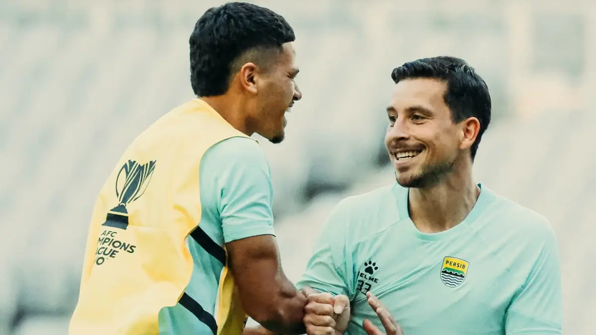 SIAP TANDING: Pemain Persib Bandung saat berlatih. (Instagram @persib)