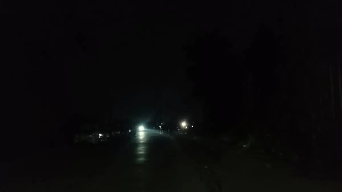 Suasana Jalan Mohamad Toha, Parungpanjang, Kabupaten Bogor gelap.  (Nasir/ Radar Bogor)