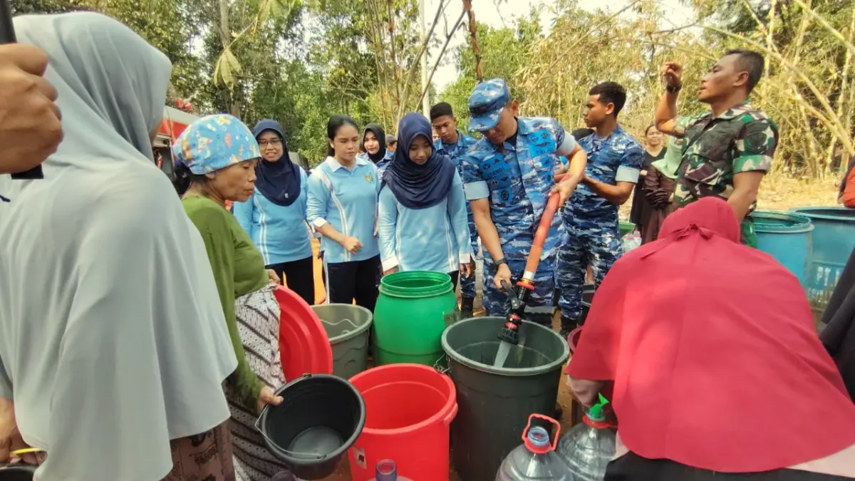 Lanud Saleh Basarah menyalurkan air bersih ke warga Rumpin Bogor, Kamis 17 September 2026.