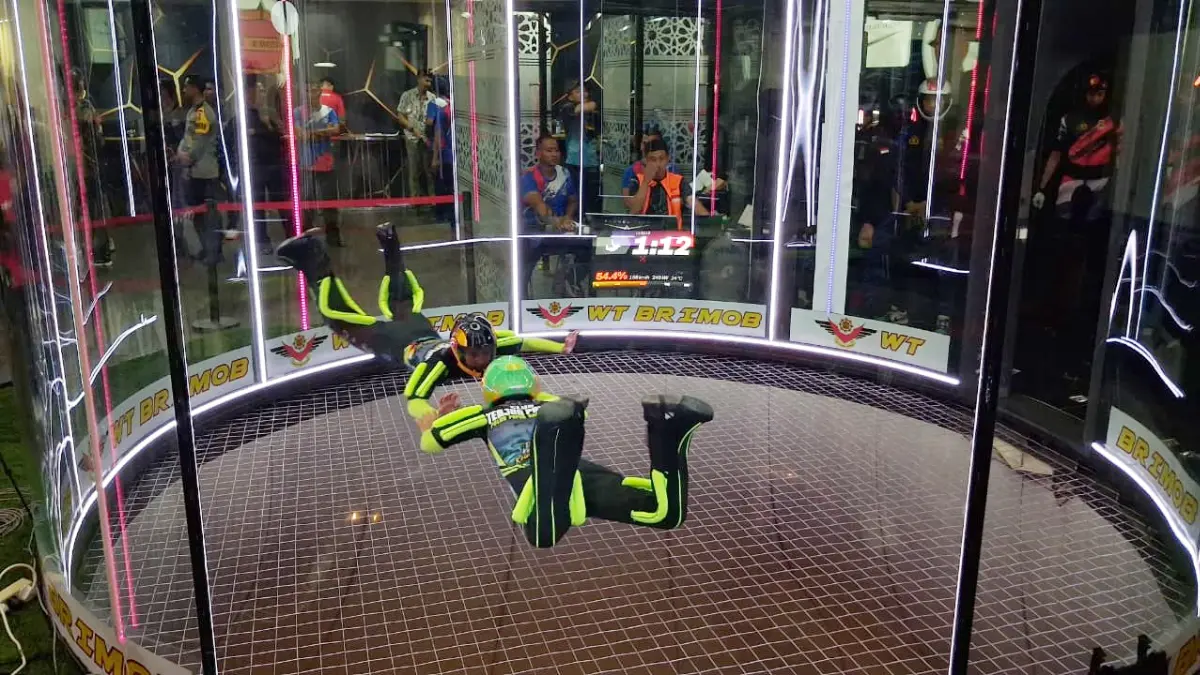 Para peserta Indoor Skydiving saat bertanding di Gedung Wind Tunnel, Cikeas, Gunung Putri, Kabupaten Bogor, Kamis, 17 September 2026. (Muhammad Ali/Radar Bogor)