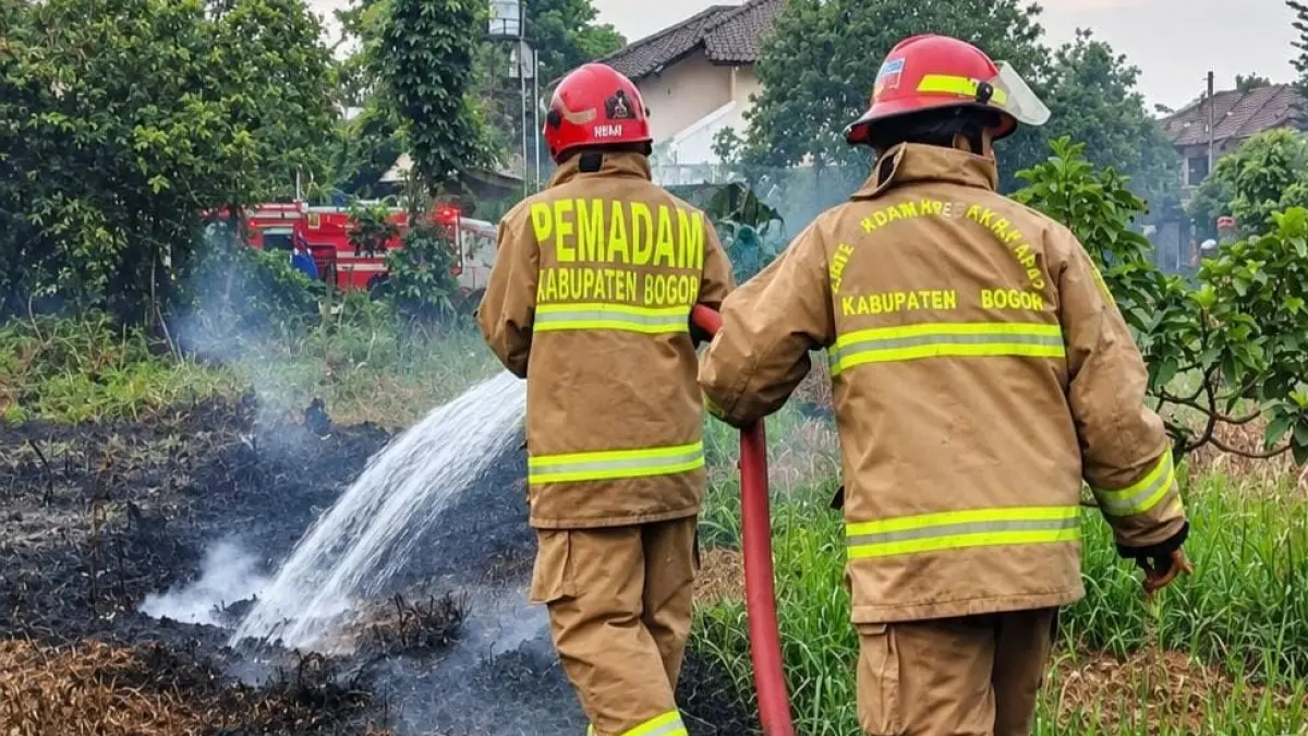 Petugas saat melakukan pemadaman di Cileungsi, kabupaten Bogor, Kamis, 17 September 2026. (Damkar Kabupaten Bogor)
