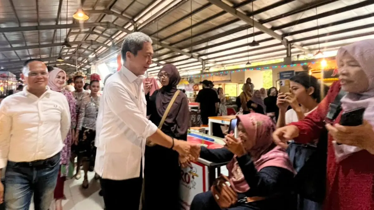 Wali Kota Bogor Dedie A Rachim saat menyapa pengunjung Pasar Jambu Dua. (Dzikri/Radar Bogor)