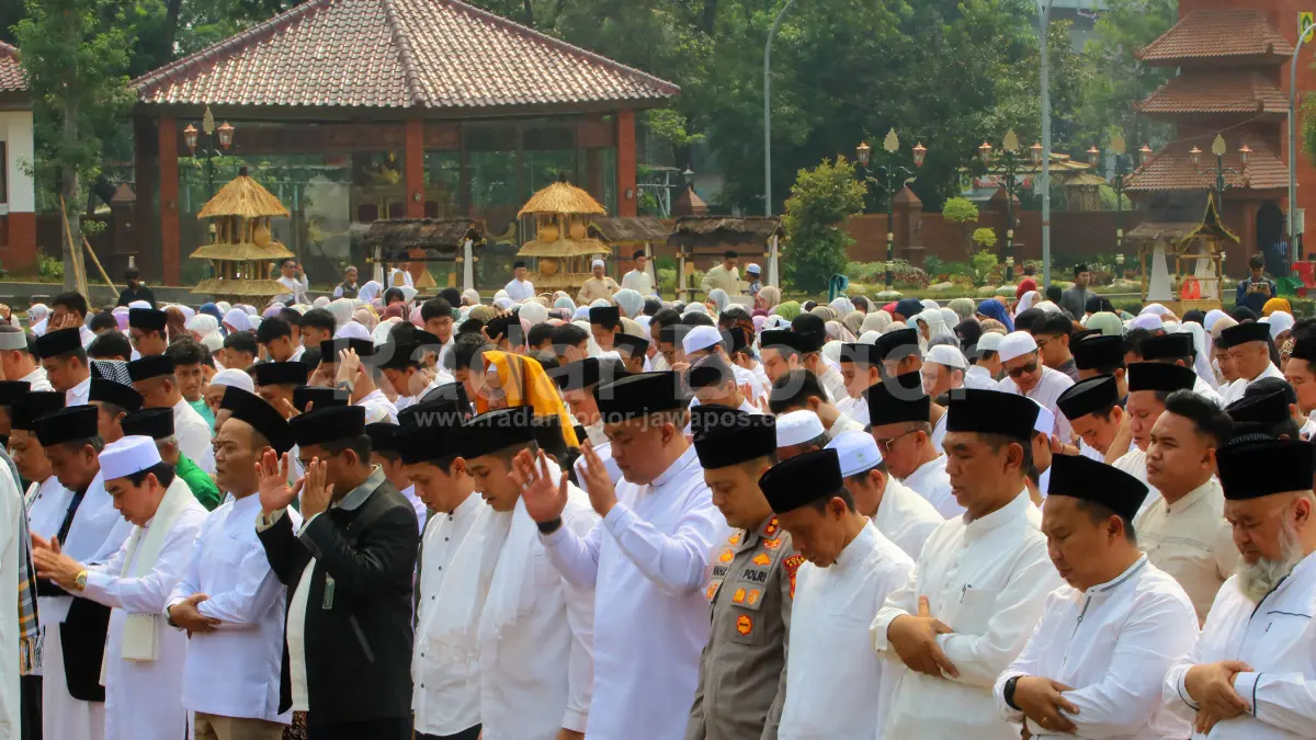 Warga bersama jajaran Pemkab Bogor melaksanakan Salat Istisqo di Alun-alun Kabupaten Bogor, Cibinong Jumat 18 September 2026. (Foto : Hendi Novian / Radar Bogor)