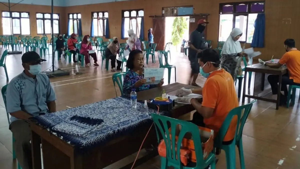 Ilustrasi suasana penyaluran bansos PKH BPNT hinggan beras 30 kg kepada KPM (Instagram @kalurahan.banyuraden)
