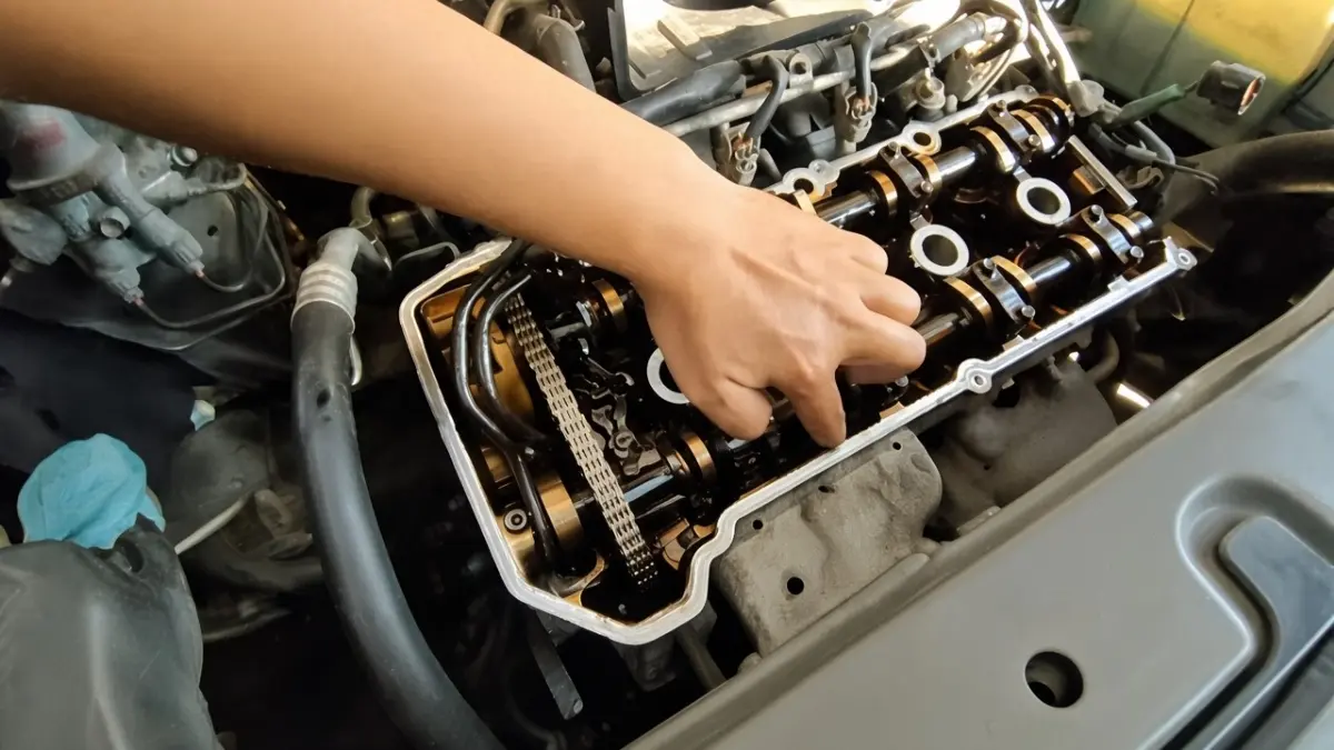 Pengecekan oli mesin mobil rembes (YouTube AHA pedia)