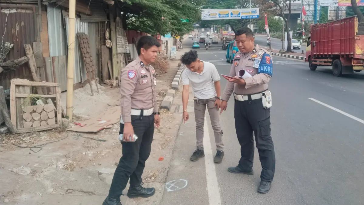 Polisi saat melakukan olah TKP di Jalan Transyogi, Kecamatan Gunung Putri, Kabupaten Bogor, Jumat, 18 September 2026. (Dok. Polsek Gunung Putri)