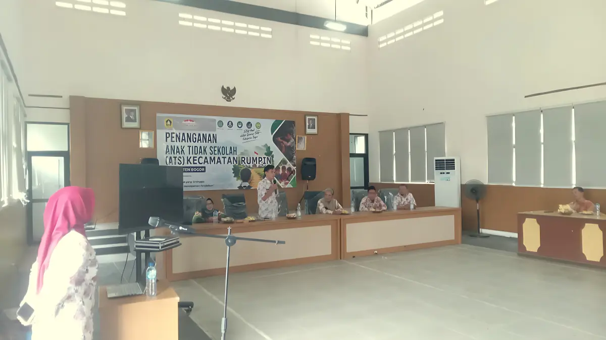SERIUS: Para narasumber menjelaskan penanganan anak tidak sekolah di Kecamatan Rumpin. (Nasir/ Radar Bogor)