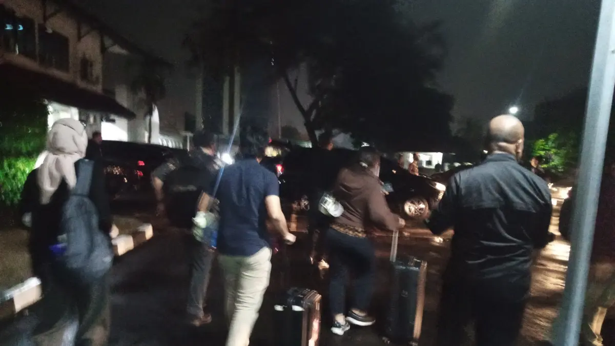 Tim penyidik KPK mengamankan sejumlah koper usai menggeledah Kantor BPN Kabupaten Bogor I. (Billy/Radar Bogor)